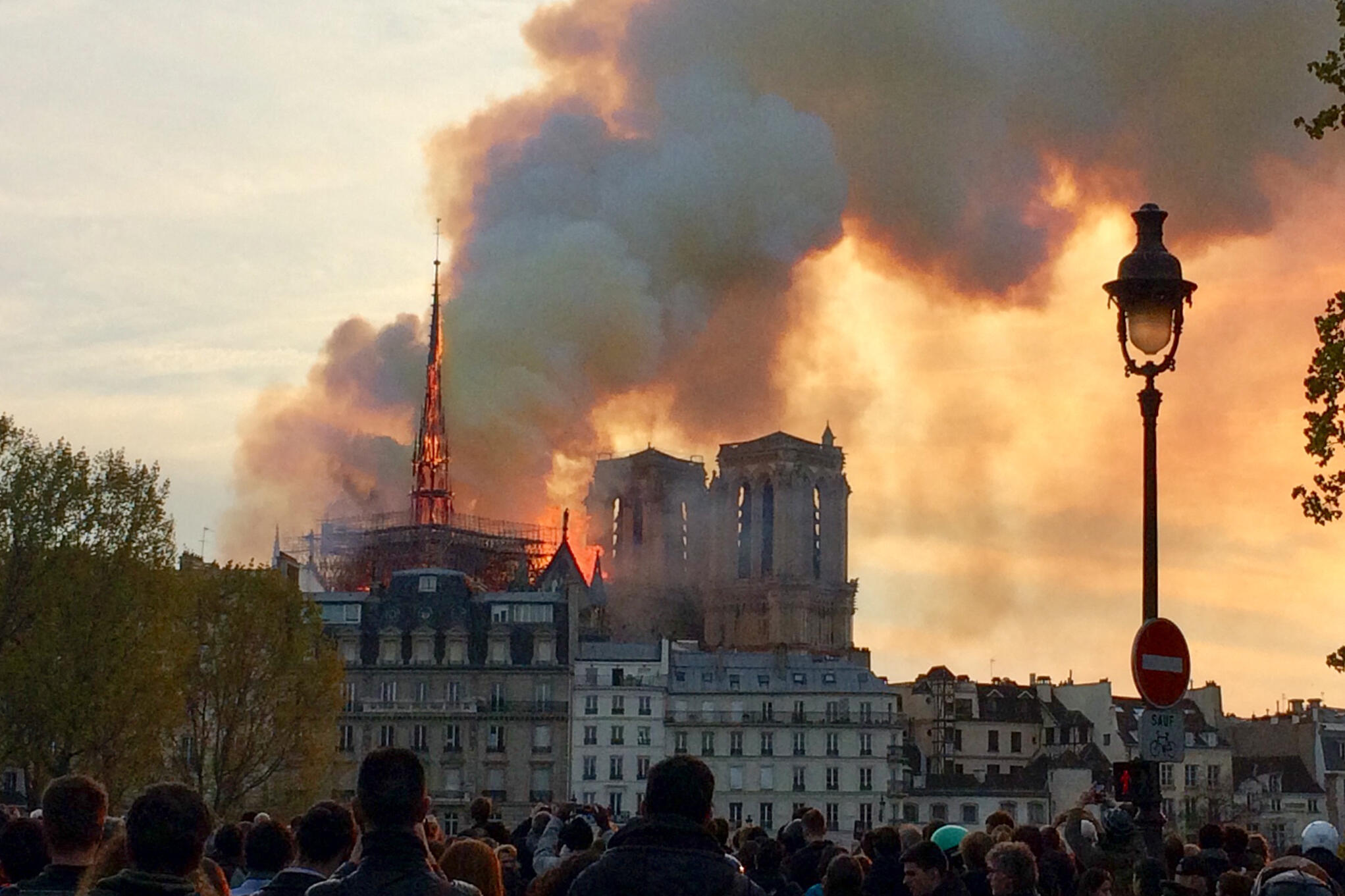 Fumée et flammes s'échappant de l'incendie de la cathédrale Notre-Dame de Paris, le 15 avril 2019.