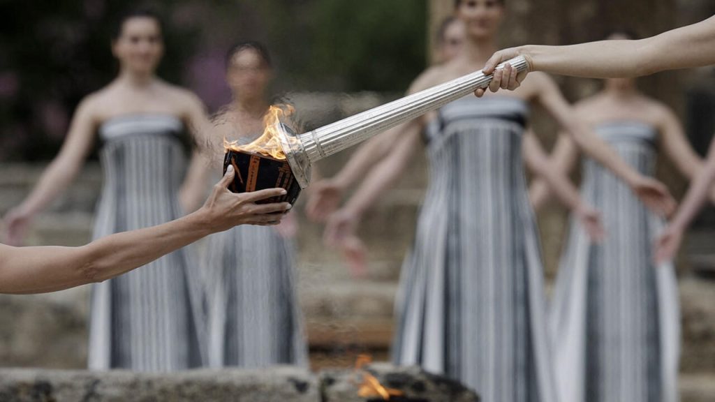 La flamme olympique entame un long voyage depuis sa ville natale grecque jusqu'à Paris