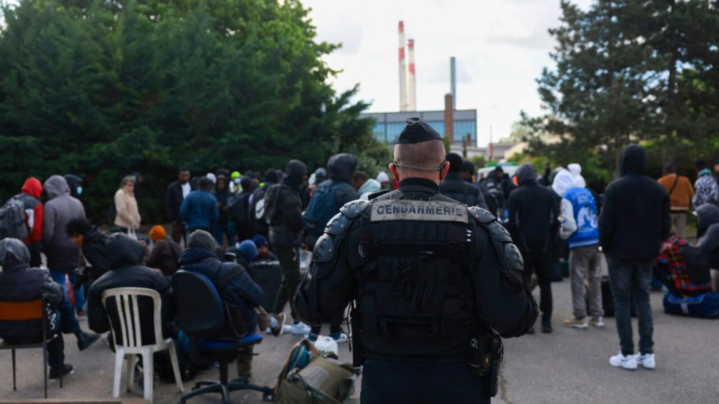 La police évacue le plus grand squat de France avant les JO de Paris