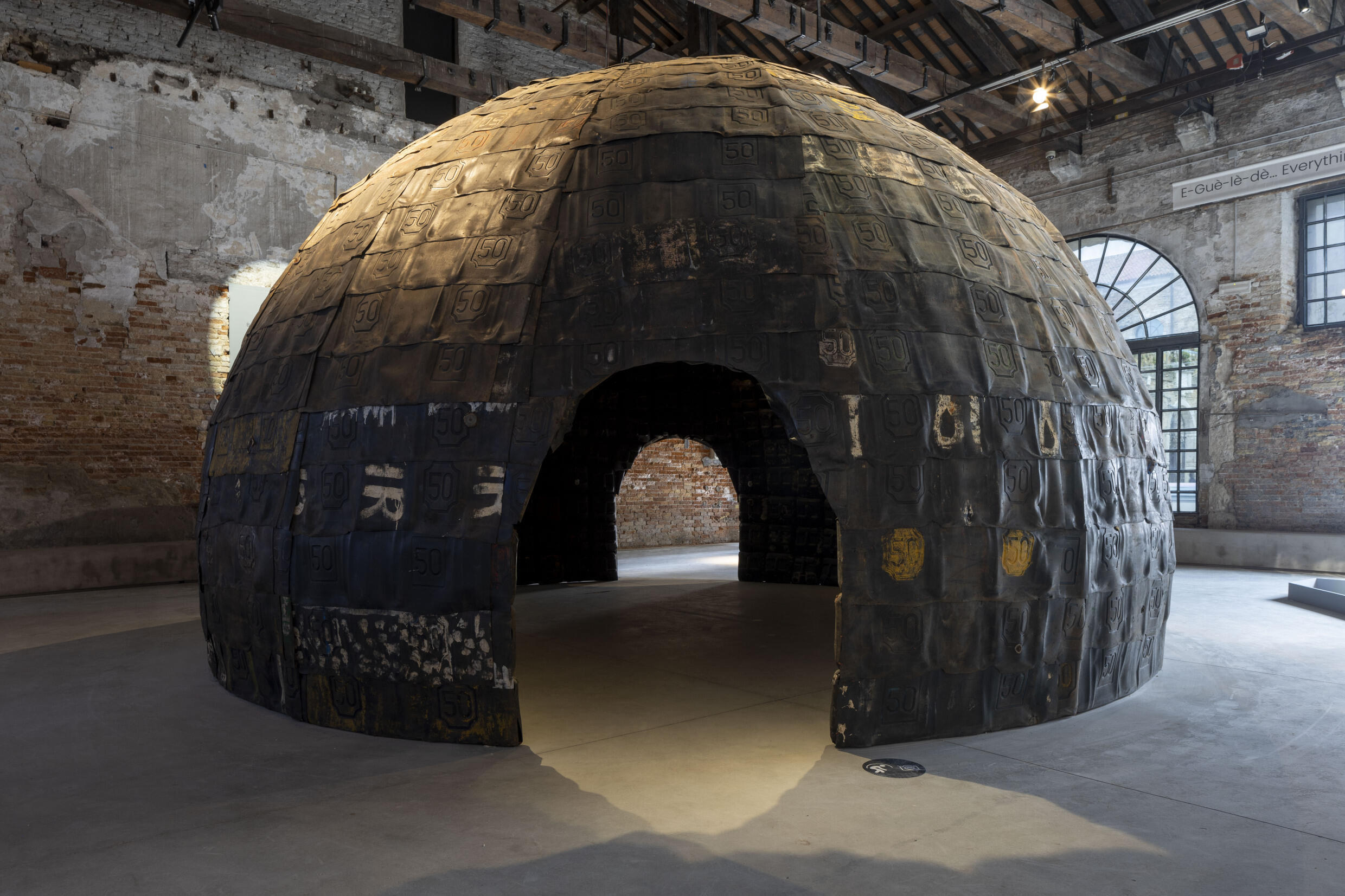 Dôme fabriqué à partir de conteneurs recyclés par Romuald Hazoume à l'intérieur du Pavillon du Bénin à la Biennale de Venise 2024, Italie, 16 avril 2024