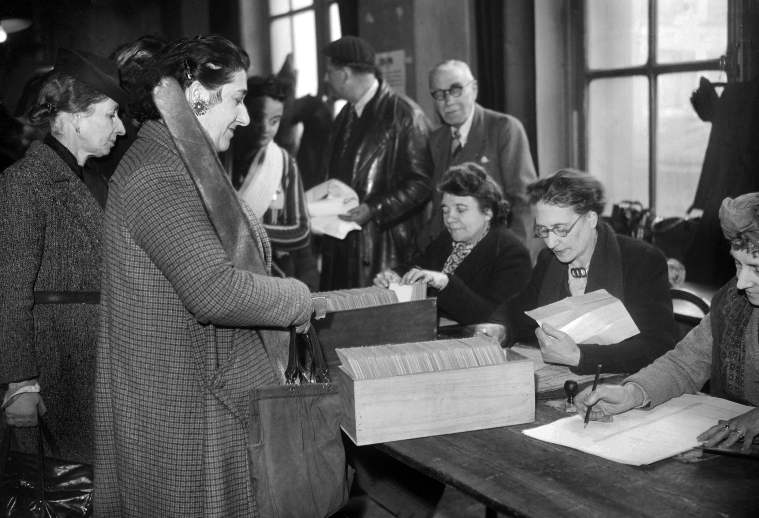 Les Parisiennes votent pour la première fois aux élections municipales du 29 avril 1945.