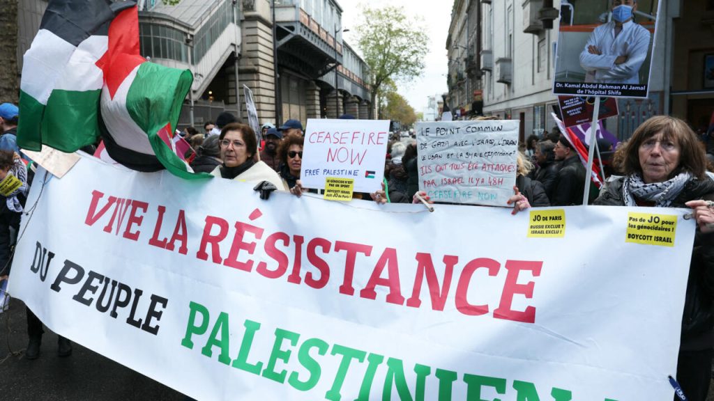 Les Parisiens protestent contre l’islamophobie sur fond de tensions liées à la guerre à Gaza