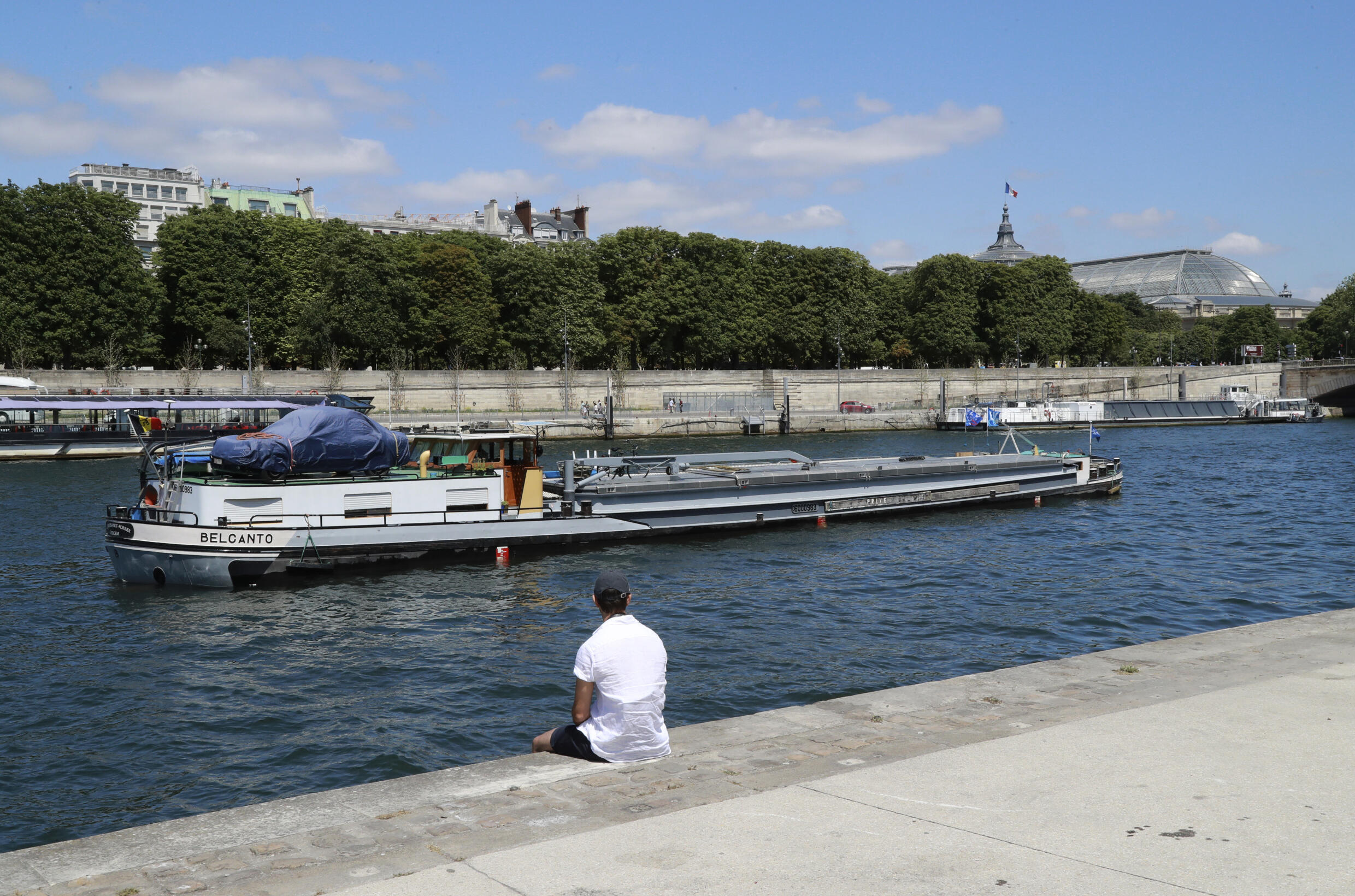 Une barge passe le long de la Seine à Paris en 2017