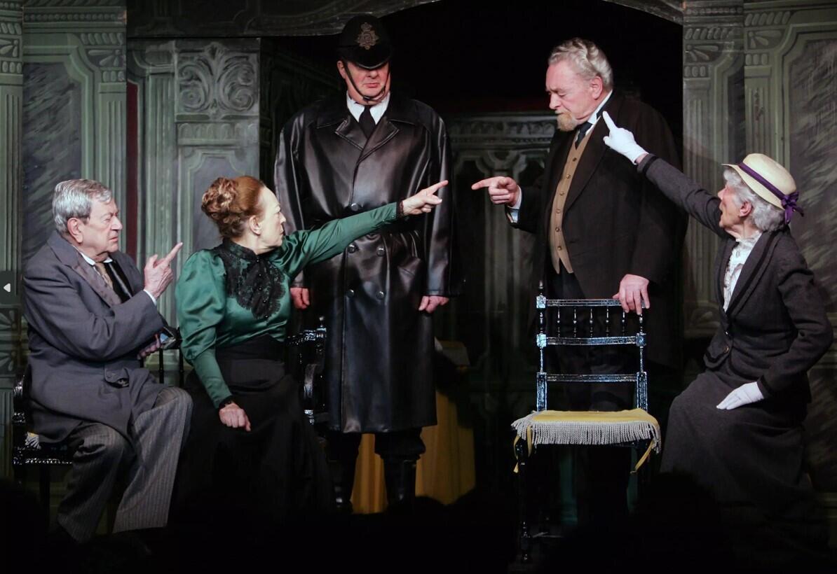 Le réalisateur Nicolas Bataille (à gauche) incarnait Mr Smith en février 2007, aux côtés de Claude Darvy, Jacques Legré (le pompier), Roger Défossez et Simone Mozet.