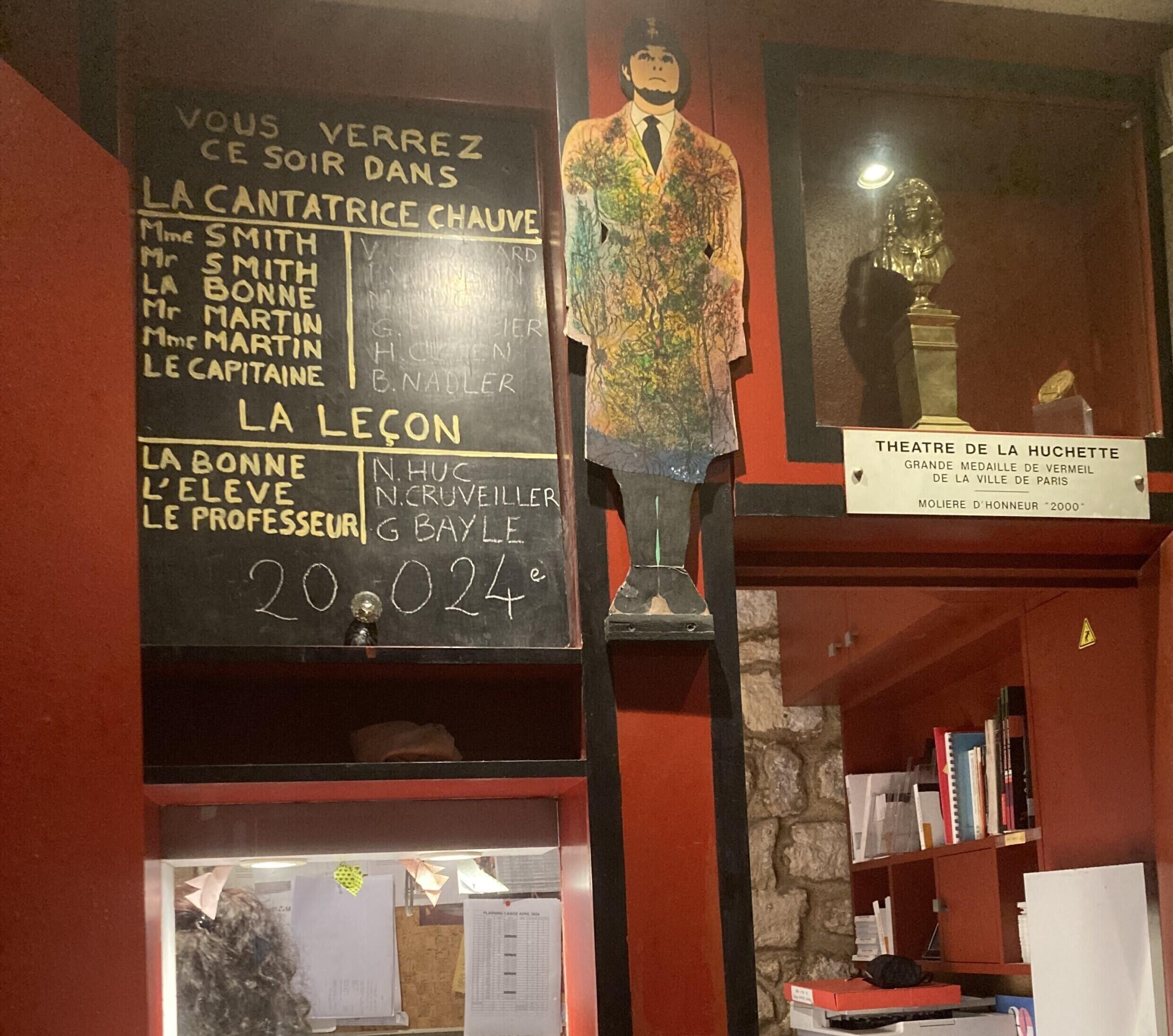 Le théâtre tient un registre des représentations sur un tableau noir à côté de la billetterie. Le 5 avril 2024, il en a mis le 20 024e.