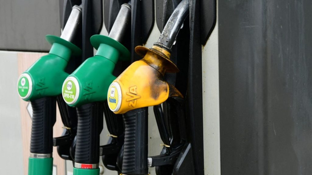 Prix des carburants : l'association 40 millions d'automobilistes lance une pétition pour réclamer un plafonnement du litre à 1,50 euro
          Les prix des carburants sont repartis à la hausse depuis quatre mois avec quelque 10 centimes d'augmentation. L'association demande à l'État d'"agir de toute urgence pour réformer la fiscalité sur les carburants".