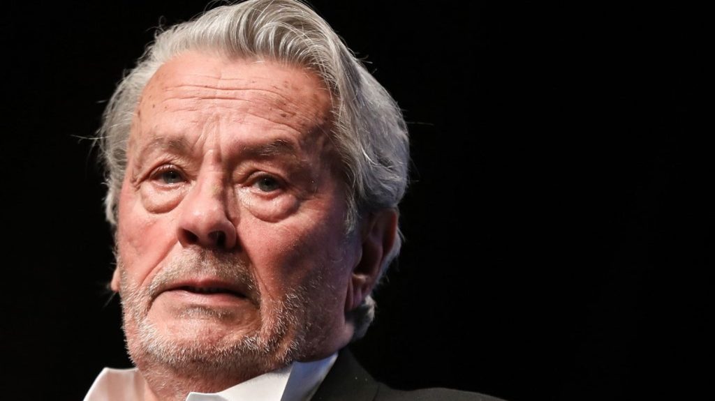 L'acteur Alain Delon a été placé sous curatelle renforcée par la justice 
    (nouvelle fenêtre)
  
          L'acteur Alain Delon a été placé sous curatelle renforcée par la justice, confirme l'avocat de sa fille, Anouchka Delon.