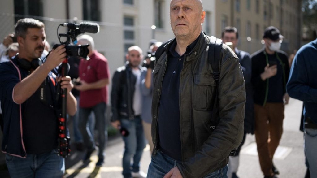 L'essayiste franco-suisse d'extrême droite Alain Soral va purger une peine de prison en Suisse
          Le tribunal fédéral, la plus haute instance juridique de Suisse, a confirmé cette peine de prison, après la condamnation d'Alain Soral pour ses propos homophobes envers une journaliste.