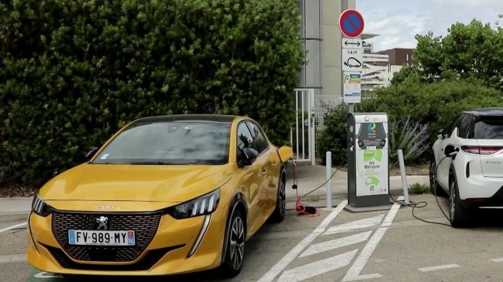 Voitures électriques : face aux difficultés à les réparer, une association réclame des règles plus strictes
          Alors que les véhicules électriques inondent le marché de l’automobile, une association réclame des règles plus strictes pour les constructeurs en raison de la difficulté de réparation des pièces des moteurs.