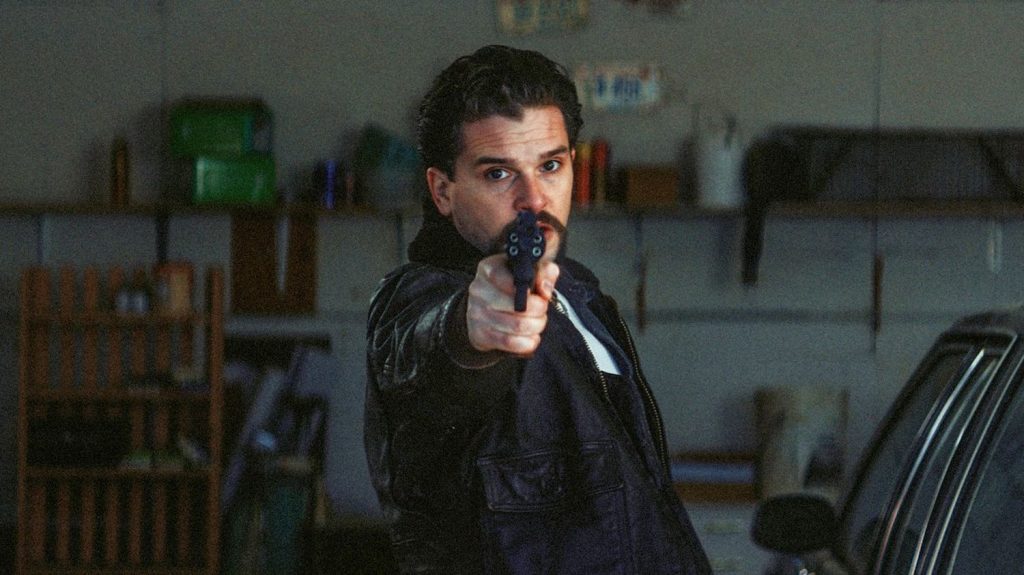 Festival du film policier de Reims : Rod Blackhurst se lance dans un thriller sanglant avec "Blood for Dust"
          Le réalisateur américain déconstruit le rêve américain à coups de fusil à pompe et d’armes automatiques. "Blood for Dust", que nous avons découvert au festival Reims Polar, est une critique à peine déguisée d’une société inégalitaire, qui engendre ses propres monstres.