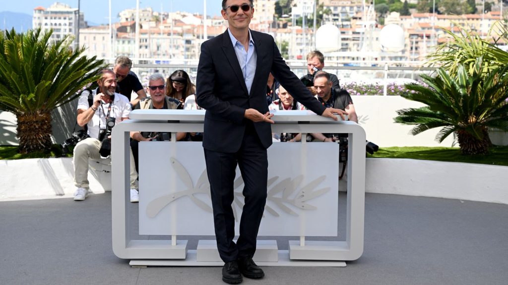 Festival de Cannes 2024 : une douzaine de films ajoutés, dont le film d'animation de Michel Hazanavicius, en compétition
          Le Festival de Cannes a complété, lundi, la sélection officielle de la 77e édition avec treize nouveaux films, dont les très attendus Michel Hazanavicius, Oliver Stone et Arnaud Desplechin.
