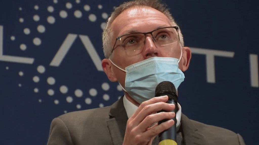 Stellantis : le PDG Carlos Tavares pourrait toucher plus de 36 millions d'euros de rémunération
          Le PDG de Stellantis, Carlos Tavares, pourrait toucher plus de 36 millions d'euros de salaire. Les actionnaires doivent voter cette rémunération mardi 16 avril, mais le vote sera non contraignant. Le montant ne passe pas dans les usines du groupe.