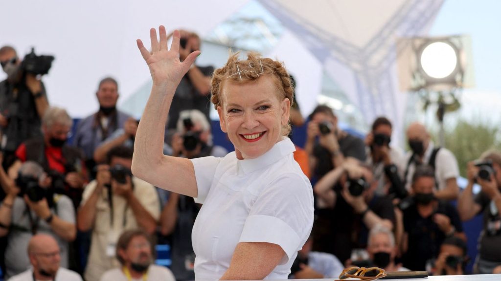 Cannes 2024 : le Carrosse d'or sera décerné à la réalisatrice britannique Andrea Arnold
          Héritière du cinéma social britannique, Andrea Arnold a été récompensée par le Festival de Cannes dès son premier long-métrage, "Red Road", en 2006. Le prestigieux Carrosse d'or de la Quinzaine des cinéastes a précédemment été attribué à Martin Scorsese, Frederik Wiseman ou Souleymane Cissé.