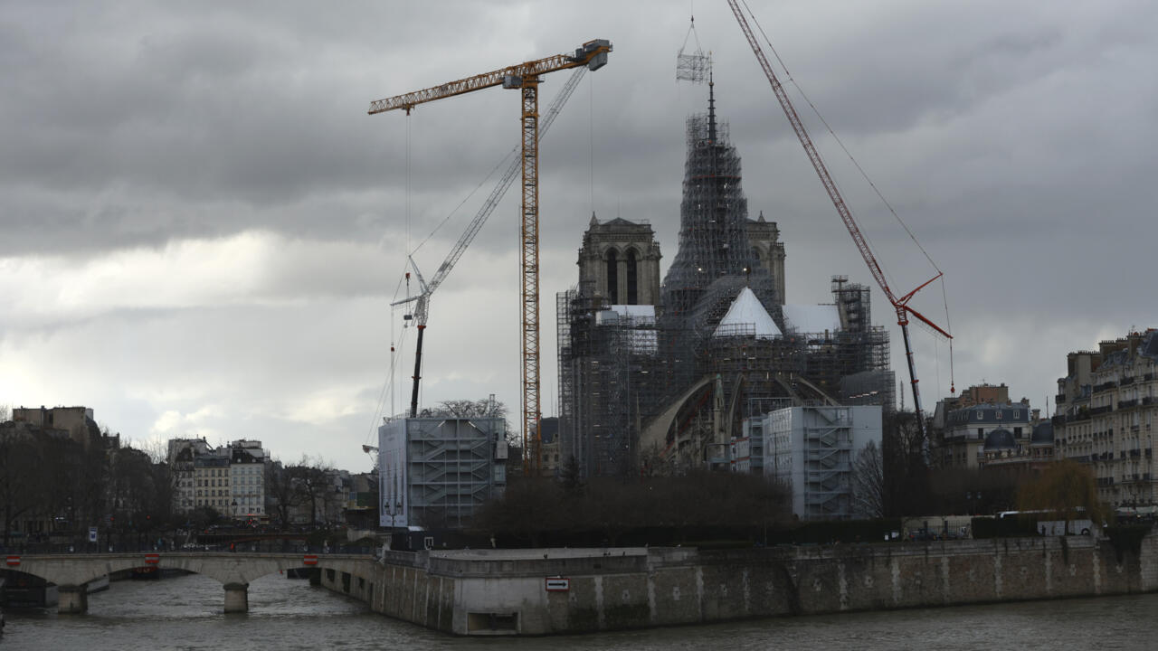 Des parties des échafaudages autour de la cathédrale Notre-Dame ont été retirées en février 2024.