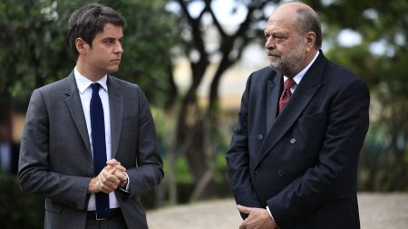 Une circulaire envoyée aux procureurs pour sanctionner plus fortement les violences pour "non-respect d'une pratique religieuse"
          Le Premier ministre s'était engagé sur ce sujet à la mi-avril après son discours sur l'autorité à Viry-Châtillon et la mort de Shemseddine, un adolescent passé à tabac près de son collège.