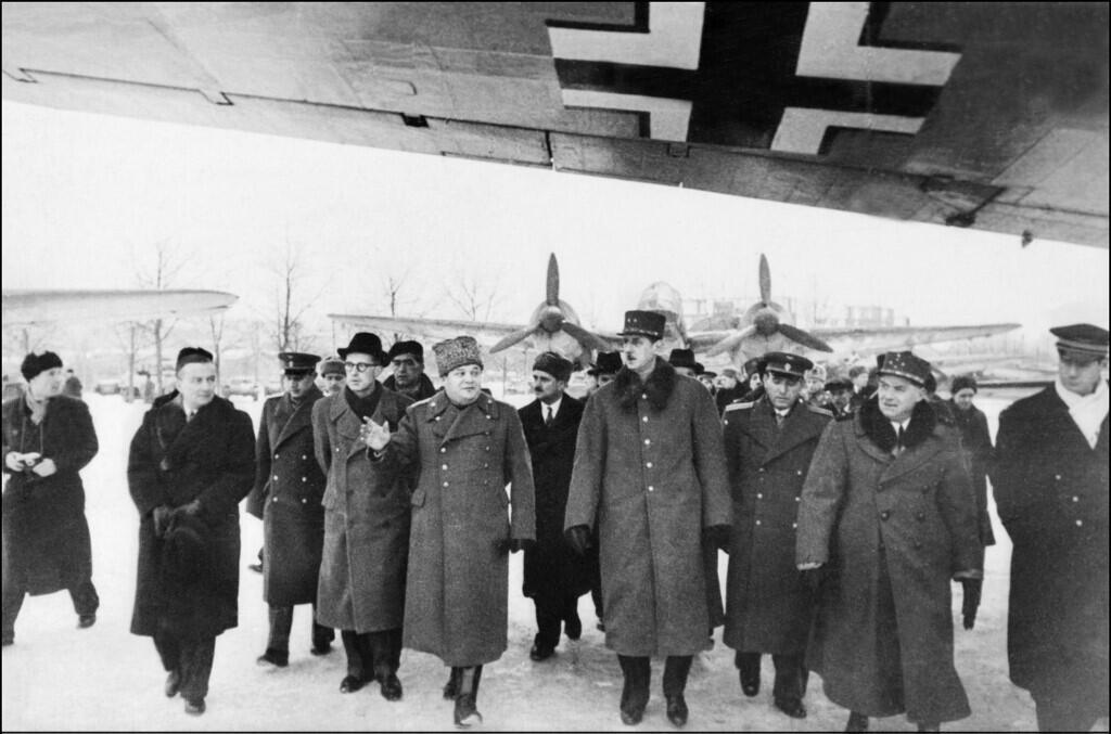 Le général Charles de Gaulle (au centre) aux côtés du général Meloutzki (à gauche), à ​​Moscou lors de son déplacement pour signer un pacte franco-soviétique avec Staline.  De Gaulle a choisi de renforcer ses relations avec l’URSS, et non avec les États-Unis, après la libération de Paris de l’occupation nazie en août 1944.