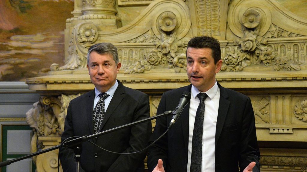 Affaire du chantage à la sextape à Saint- Étienne : les principaux mis en examen confrontés mardi et mercredi
          Parmi les mis en examen, le maire Gaël Perdriau. L'objectif est d'identifier le rôle de chacun dans le financement, le tournage et l'utilisation de la sextape montrant son ex-premier adjoint Gilles Artigues en compagnie d'un escort-boy dans un hôtel parisien, diffusée en 2022.