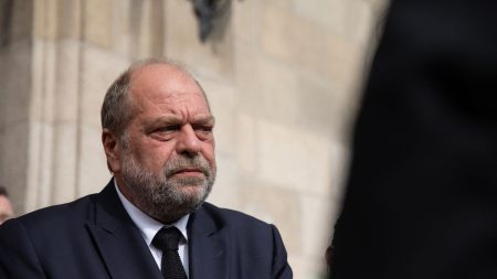 Criminalité organisée : "Nous approuvons la direction des mesures qui sont prises", salue le président de l'Union syndicale des magistrats
          Le garde des Sceaux, Eric Dupont-Moretti, a annoncé vouloir créer un parquet national dédié à la lutte contre la criminalité organisée, ainsi qu'un statut de repenti.