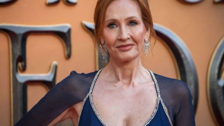 J. K. Rowling ne sera pas poursuivie après ses critiques contre une loi sur la transidentité en Ecosse
          L'écrivaine britannique est l'une des opposantes les plus influentes au mouvement de reconnaissance des droits des personnes trans parce qu'elle y voit une atteinte aux droits des femmes.