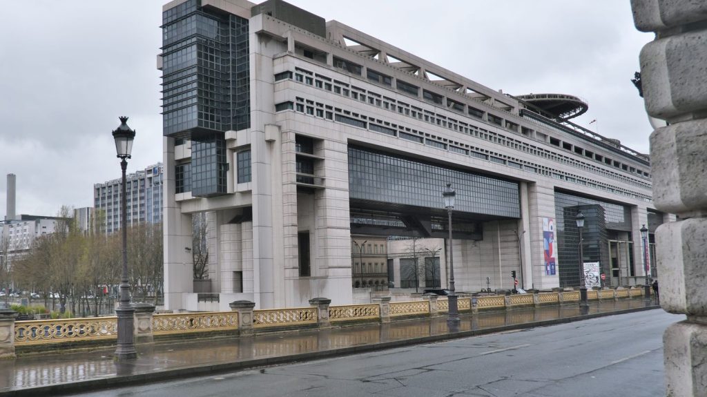 Déficit public : la question des hausses d’impôts fait débat au sein de la majorité
          Malgré la situation budgétaire très dégradée, le gouvernement martèle qu'il exclut toute hausse d’impôts. Pourtant, au sein de la majorité, le débat commence.