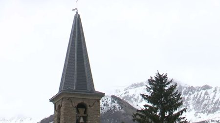 Disparition du petit Émile : le hameau du Haut-Vernet sous le choc après la découverte des ossements du petit garçon
          Les ossements du petit Émile ont été découverts samedi 30 mars dans le Haut-Vernet (Alpes-de-Haute-Provence). L'annonce de son décès a provoqué une onde de choc au sein du petit hameau.