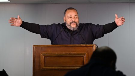 Un spectacle de Dieudonné prévu près de Colmar dimanche interdit par la préfecture du Haut-Rhin
          Le préfet évoque "des discours négationnistes et incitant à la haine raciale" pour justifier sa décision.
