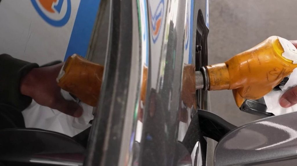 Gironde : des clients de stations E. Leclerc retrouvent de l'eau dans leur carburant
          Des automobilistes s'étant fournis en carburant dans des stations-service de l'enseigne E.Leclerc en Gironde tentent de se faire dédommager par le groupe pour les réparations de leurs véhicules détériorés. Ils ont en effet retrouvé de l'eau dans leur carburant.