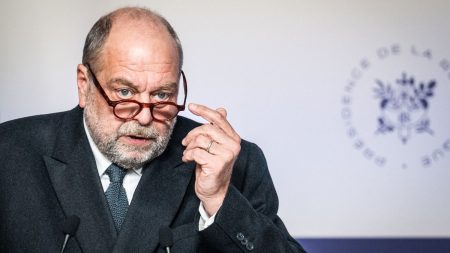 Criminalité organisée : Eric Dupond-Moretti souhaite créer un parquet spécialisé et un statut de "repenti"
          Les détails doivent être présentés en octobre, précise le ministre de la Justice dans "La Tribune dimanche".