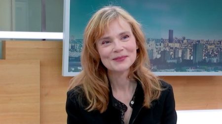Cinéma : Le film "pose de vraies questions" affirme Isabelle Carré à l'affiche de "Et plus si affinités"
          À l'affiche du film "Et plus si affinités", Isabelle Carré est l'invitée du 12/13 info mercredi 3 avril. Elle présente une comédie récompensée à plusieurs reprises au festival d'Alpes d'Huez.