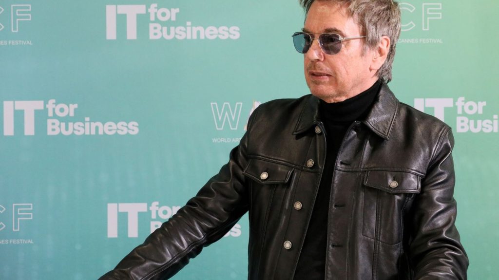 Festival de Cannes 2024 : une nouvelle compétition d'œuvres immersives parrainée par Jean-Michel Jarre est créée
          Il va y avoir du nouveau sur la Croisette cette année. Le Festival de Cannes 2024 inaugure une compétition dédiée aux œuvres reposant sur la réalité virtuelle.