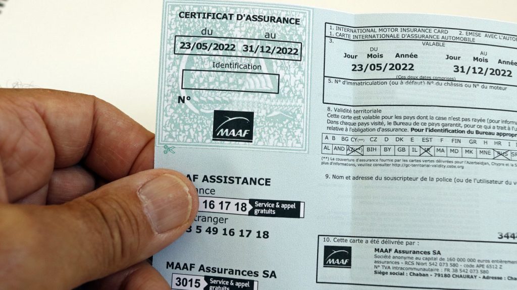 Assurance automobile : expliquez-nous la fin de la vignette verte
          La vignette verte à placer sur le pare-brise et l'attestation d'assurance à garder dans le véhicule sont remplacées, à compter de lundi, par une inscription dans un fichier dématérialisé des véhicules assurés.