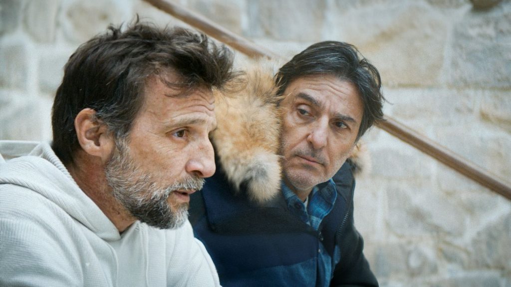 "Frères" : Mathieu Kassovitz et Yvan Attal dans une incroyable histoire de fraternité scellée au fond d'une forêt
          Inspiré d'une histoire vraie, le film "Frères" raconte la vie de deux enfants qui ont vécu seuls pendant sept ans, sans contact avec la civilisation, dans la forêt.