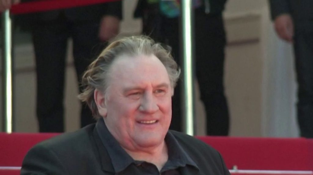 Accusations d'agressions sexuelles : Gérard Depardieu placé en garde à vue
          Gérard Depardieu a été convoqué, lundi 29 avril, pour être placé en garde à vue afin de répondre aux accusations d’agressions sexuelles de plusieurs actrices.