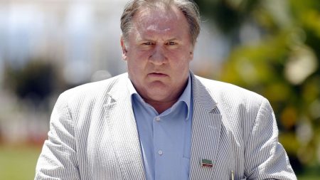 Gérard Depardieu placé en garde à vue dans deux enquêtes pour agressions sexuelles lors de tournages en 2014 et 2021
          Des femmes accusent l'acteur d'attouchements sur les tournages de deux films : "Le Magicien et les Siamois" et "Les Volets verts".