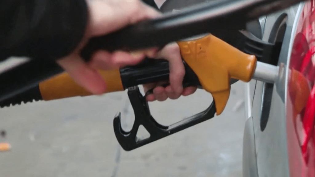 Attaque de l'Iran contre Israël : vers une nouvelle hausse des prix du carburant ?
          Après l'attaque de l'Iran contre Israël, faut-il craindre une nouvelle hausse des prix à la pompe ? Elle dépendra de la réaction de l'État hébreu, mais aussi de la situation dans le détroit d'Ormuz, une région où transite 20% du commerce mondial du pétrole.