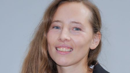 "C'est déjà tellement éprouvant d'écrire" : dans son livre, l'actrice Isild Le Besco dit renoncer à porter plainte contre Benoît Jacquot
          En février, l'actrice affirmait qu'il était "probable qu'à un moment" elle porte plainte contre le réalisateur Benoît Jacquot. Elle explique aujourd'hui dans une autobiographie pourquoi elle n'est pas prête à le faire.