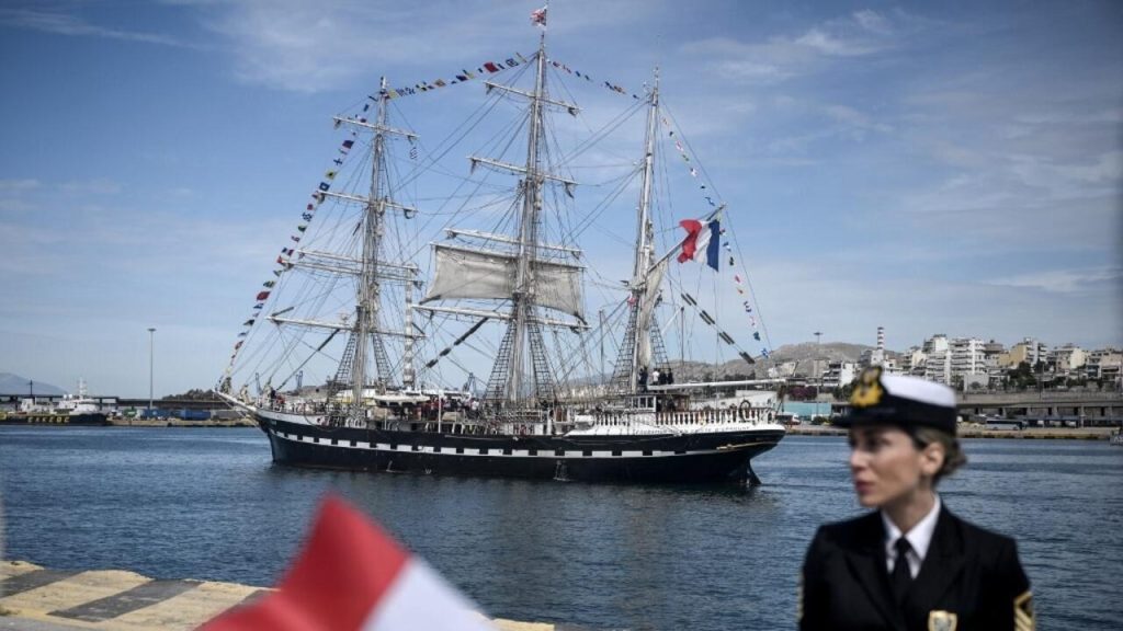 La flamme olympique s'embarque pour la France à bord d'un navire historique