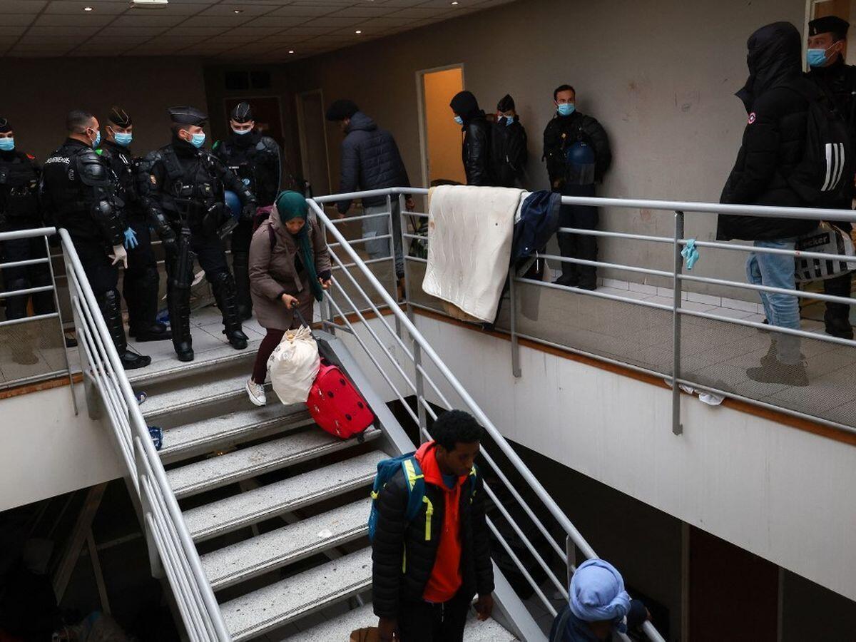 Des habitants d'un squat évacués par la police à Vitry-sur-Seine, au sud de Paris, le 17 avril 2024.