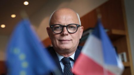La police perquisitionne le bureau de l'ancien Premier ministre français au Havre dans le cadre d'une enquête pour corruption