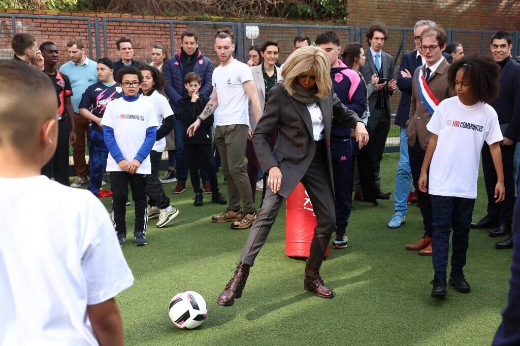 L'épouse du président français Brigitte Macron (au centre) participe à une activité de football avec des jeunes lors d'une visite à l'Institut médico-éducatif (IME) Léonce Malecot dans le cadre de la Semaine olympique et paralympique, à Saint-Cloud, à l'ouest de Paris, le 3 avril. , 2024.