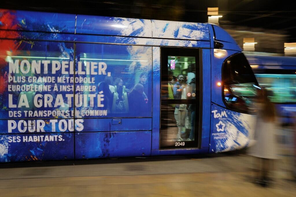 Un tramway à Montpellier avec un panneau annonçant la gratuité des transports en commun pour les résidents, photographié le 21 décembre 2023.