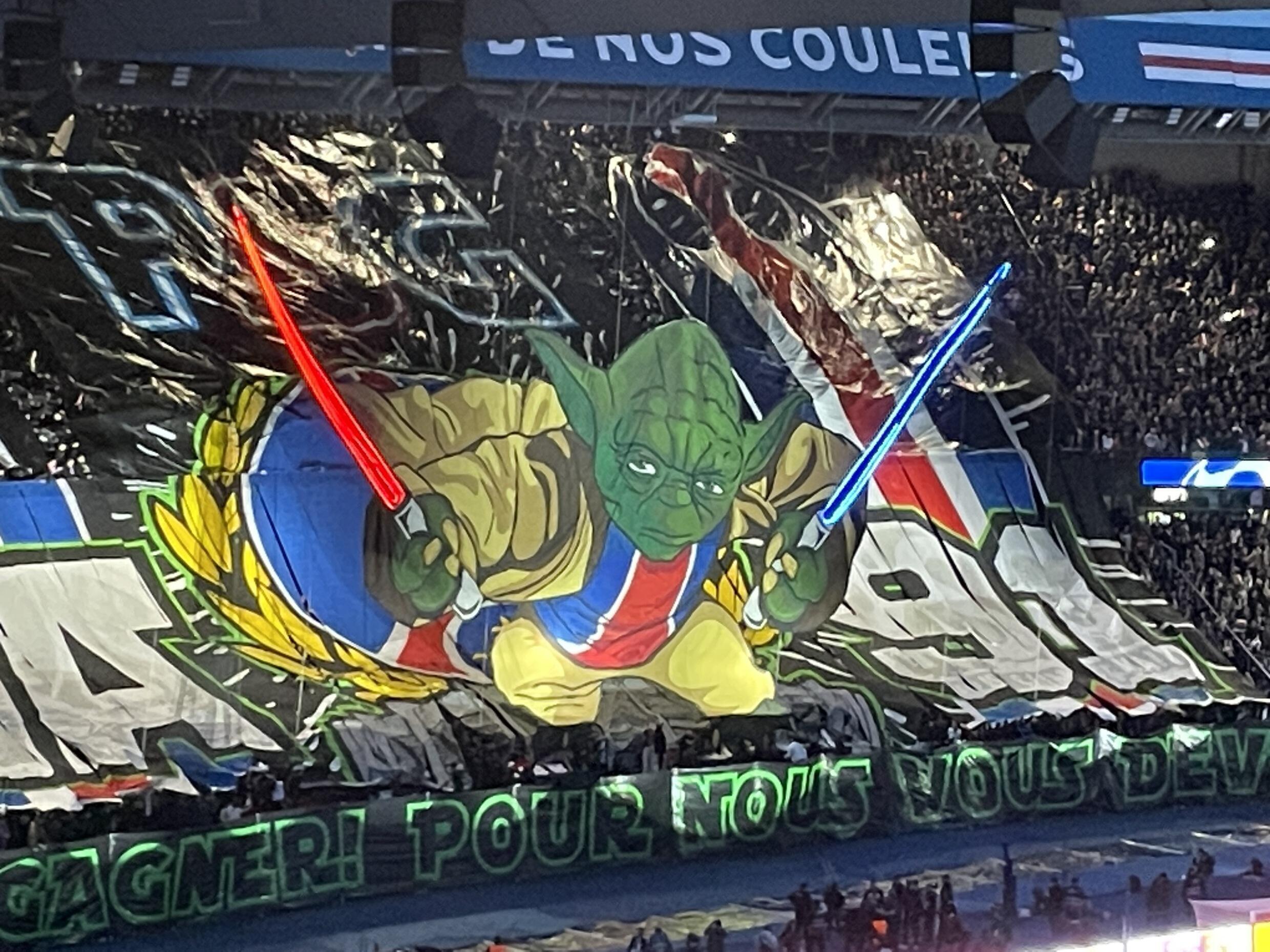 Les supporters du Paris Saint-Germain présents dans le Virage Auteuil du Parc des Princes ont dévoilé un tifo du héros de Star Wars Yoda juste avant le match aller des quarts de finale aller de Ligue des Champions contre Barcelone.