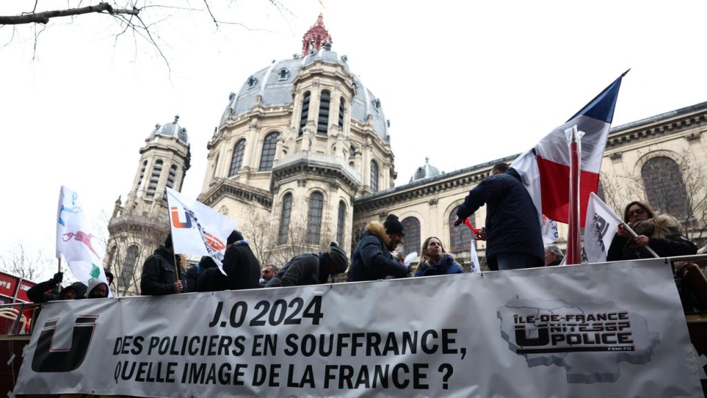 Le syndicat de la police française menace de perturber le relais des JO