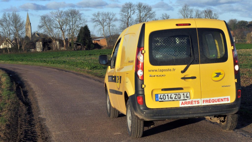 Les livraisons de nourriture seront la première activité du service postal français d'ici 2035, déclare le PDG