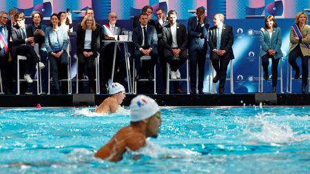 Macron salue la « grande chaîne humaine » derrière le nouveau Centre aquatique olympique