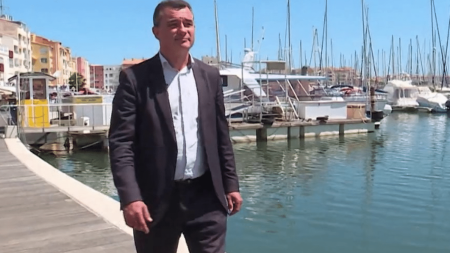 Soupçons d'escroquerie à Agde : le maire, qui aurait été piégé par une voyante, mis en examen
          Le maire d'Agde, dans l'Hérault, est mis en examen pour corruption, prise illégale d'intérêts et détournement de fonds publics. Gilles d'Ettore aurait été piégé par une voyante qui s'est faite passer auprès de lui pour son père décédé, et aurait obtenu le recrutement de cinq membres de son entourage.
