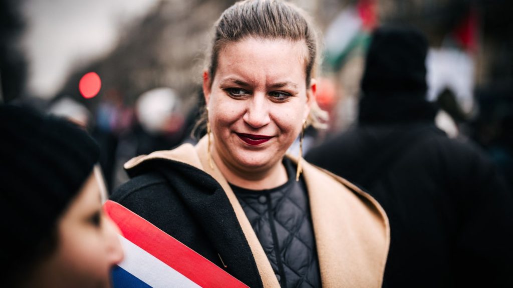 "Apologie du terrorisme" : on vous explique pourquoi Mathilde Panot et d'autres personnalités sont convoquées par la justice
          Depuis l'attaque terroriste du Hamas contre Israël le 7 octobre dernier, 390 signalements ont été effectués auprès du Pôle national de lutte contre la haine en ligne, selon le parquet de Paris. Parmi eux, certains concernent des personnalités ou organisations de gauche.