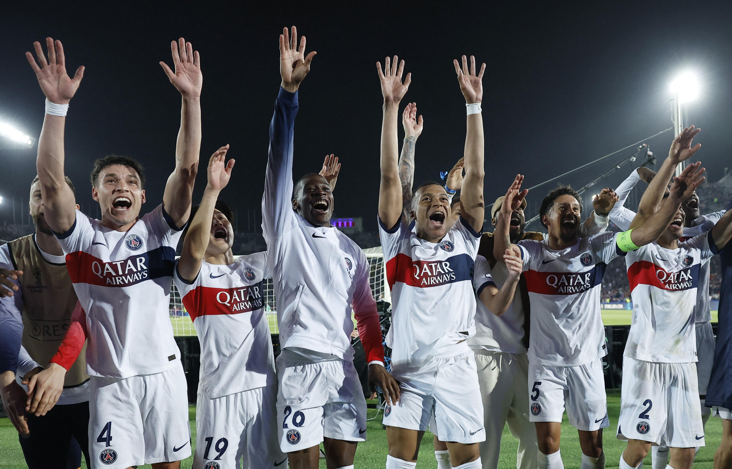 Les joueurs du Paris Saint-Germain célèbrent la fin de leur match de Ligue des Champions à Barcelone où ils ont comblé un déficit cumulé de deux buts pour se qualifier pour une confrontation en demi-finale avec le Borussia Dortmund.