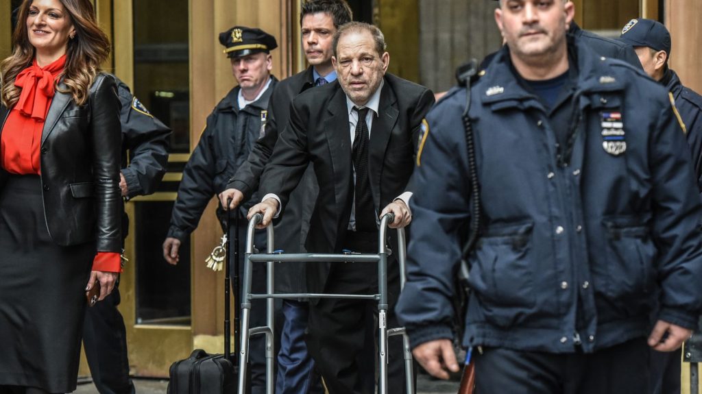 Affaire Harvey Weinstein : "Nous sommes dévastées pour les survivantes", dénoncent des membres du mouvement #MeToo après l'annulation d'une condamnation
          Une cour d'appel de New York a annulé jeudi l'une des condamnations pour viol et agression sexuelle, ordonnant un nouveau procès pour l'ex-producteur star d'Hollywood.