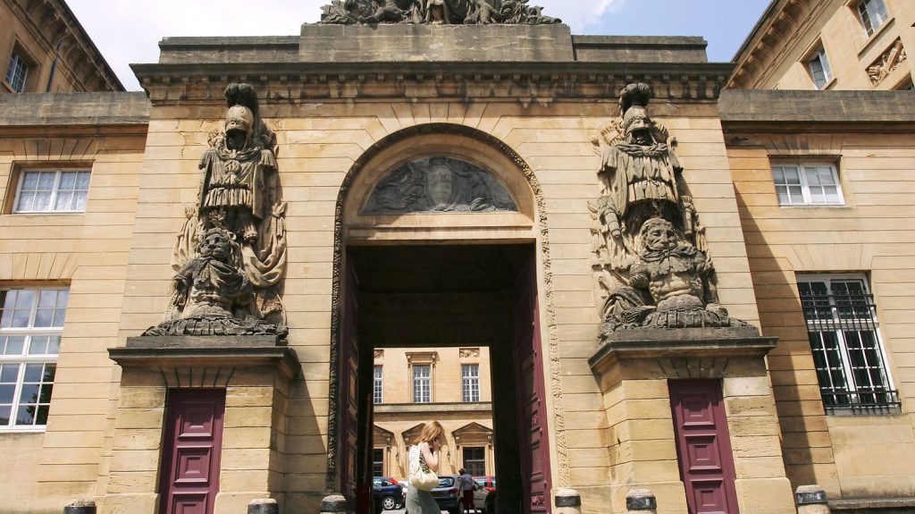 Violences intrafamiliales : à Metz, un policier poursuivi pour avoir frappé son ex-femme et leurs deux enfants relaxé par la Cour d'appel
          Une enquête de l'IGPN avait été lancée en 2022 après un signalement du conseiller d'éducation du fils aîné, âgé de 12 ans à l'époque.